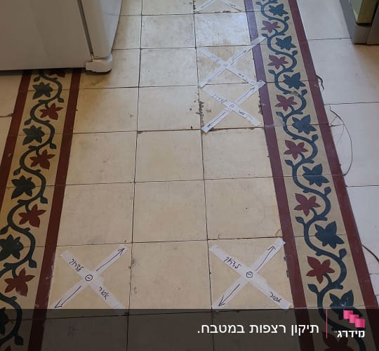רצפה עם אריחים מסומנים לתיקון